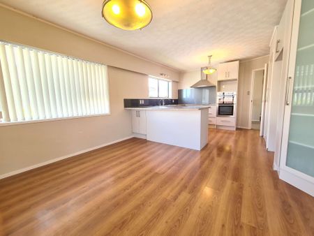 Hobsonville 5 bedrooms, 2 bathrooms - Photo 3