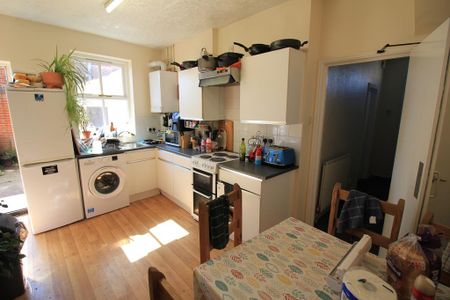 1 bedroom in a house share to rent - Photo 2