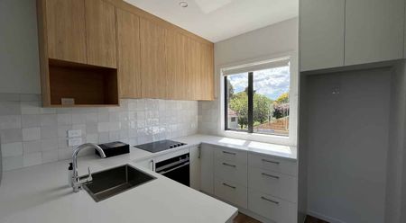 NEAR NEW 3 BEDROOM + FLEXI ROOM - Photo 3