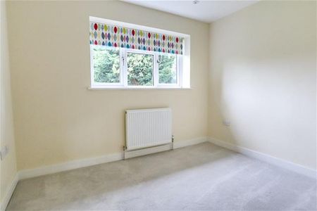 4 bedroom semi-detached house to rent - Photo 2