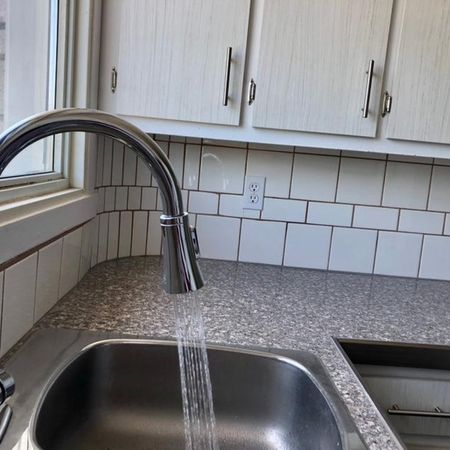 4 1/2 TOUT RÉNOVÉ, CHAUFFAGE ET EAU CHAUDE INCLUS, DISPONIBLE MAINTENANT - Photo 4