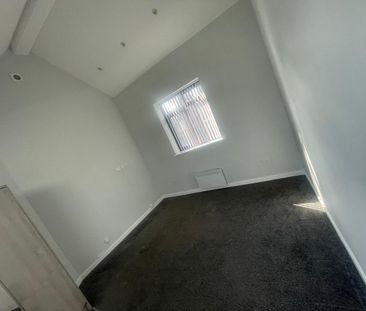 2 Bed Flat, Cross Lane, LS12 - Photo 1