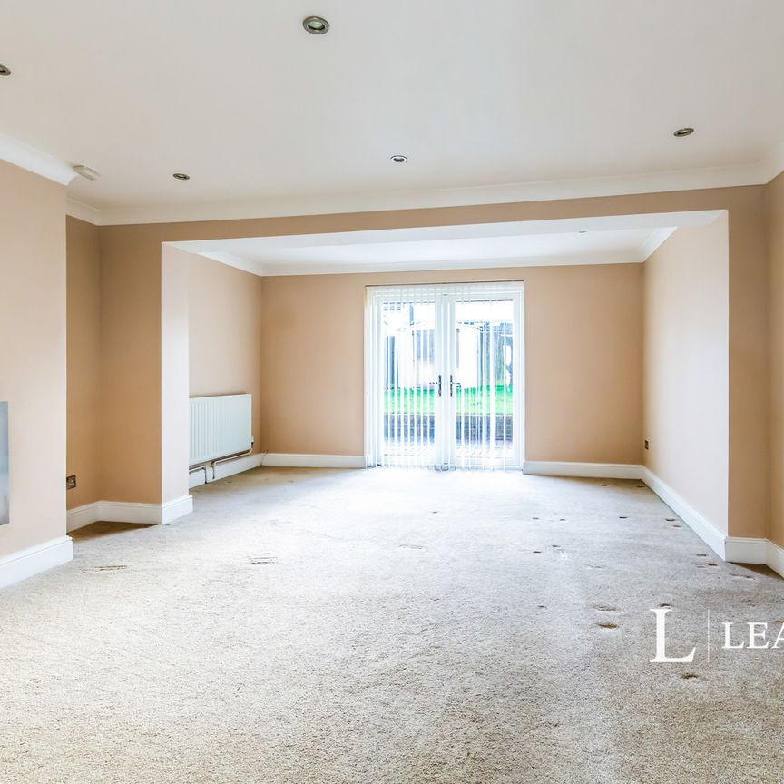 4 bedroom house to rent McKenzie Road, Chatham, ME5 - Photo 1