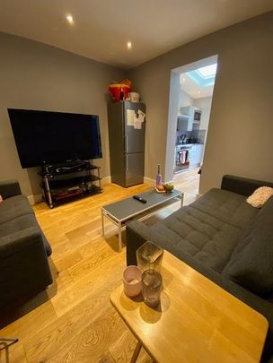 Room in a Shared House, Garratt Lane, SW17 - Photo 1