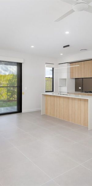 Stunning family home for rent in Helensvale! - Photo 2