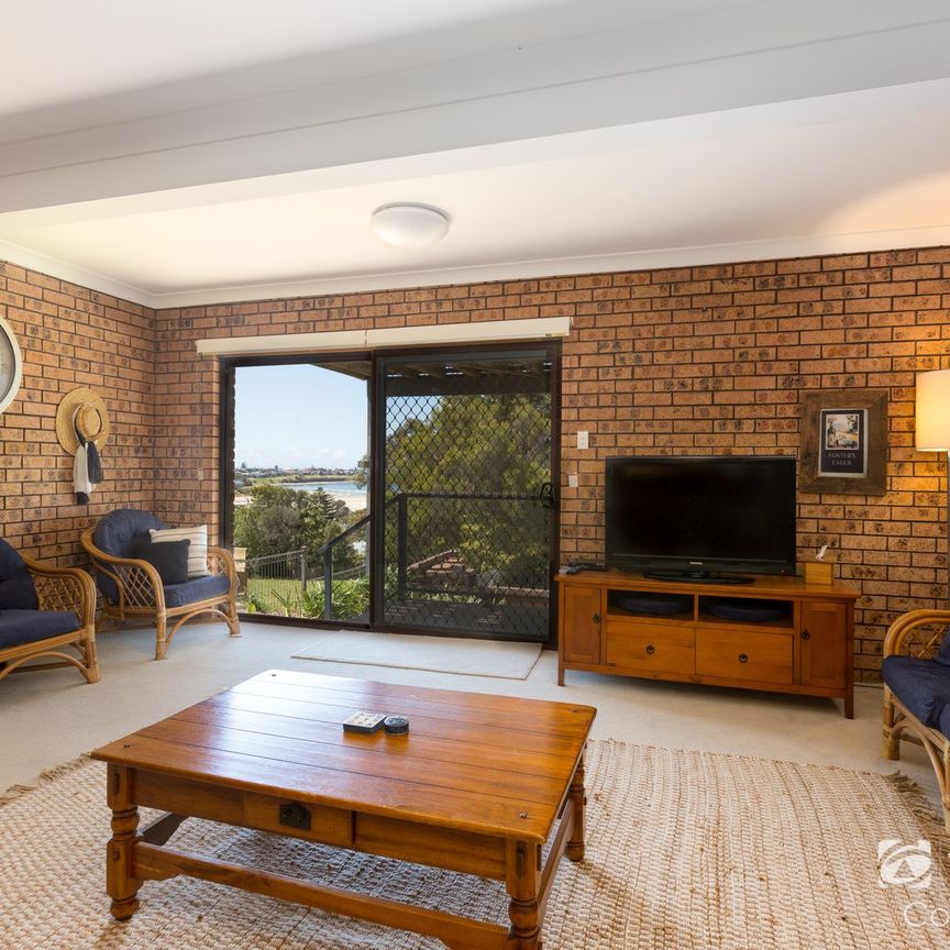 Fully Furnished Family Home - Photo 1