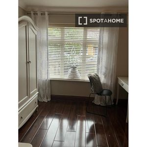 Modern room for rent in 5-bedroom house, Woodstown Village - Photo 2