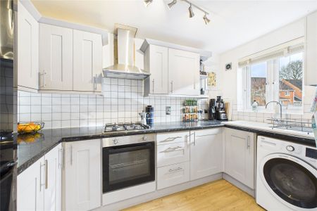 3 bedroom House in Southern Way, Farnborough - Photo 5