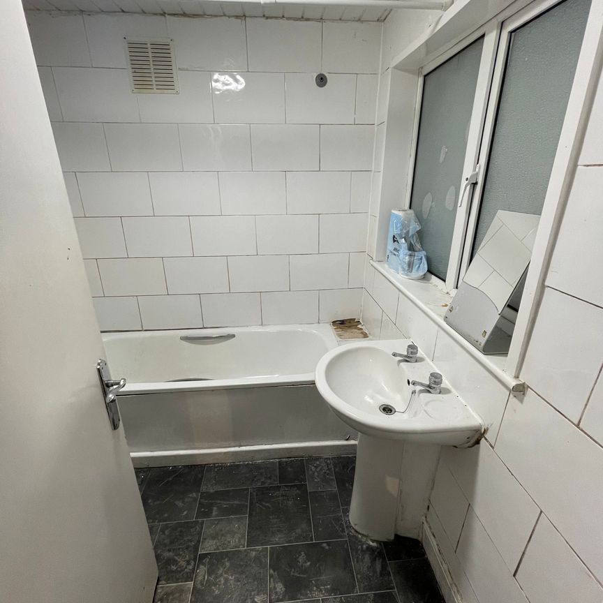 Milner Road Room 3 - Photo 1