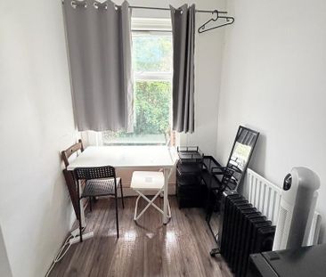 1 bedroom in a flat share to rent - Photo 2