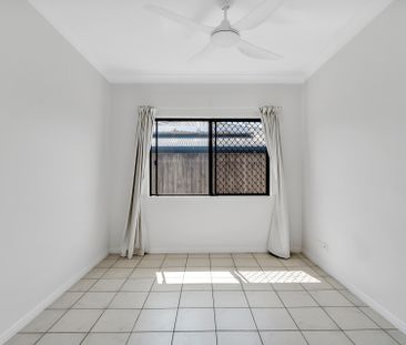 BRIGHT, SPACIOUS & EFFORTLESSLY COMFORTABLE LIVING IN MT SHERIDAN - Photo 6