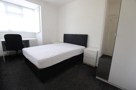 4 bedroom semi-detached house to rent - Photo 3