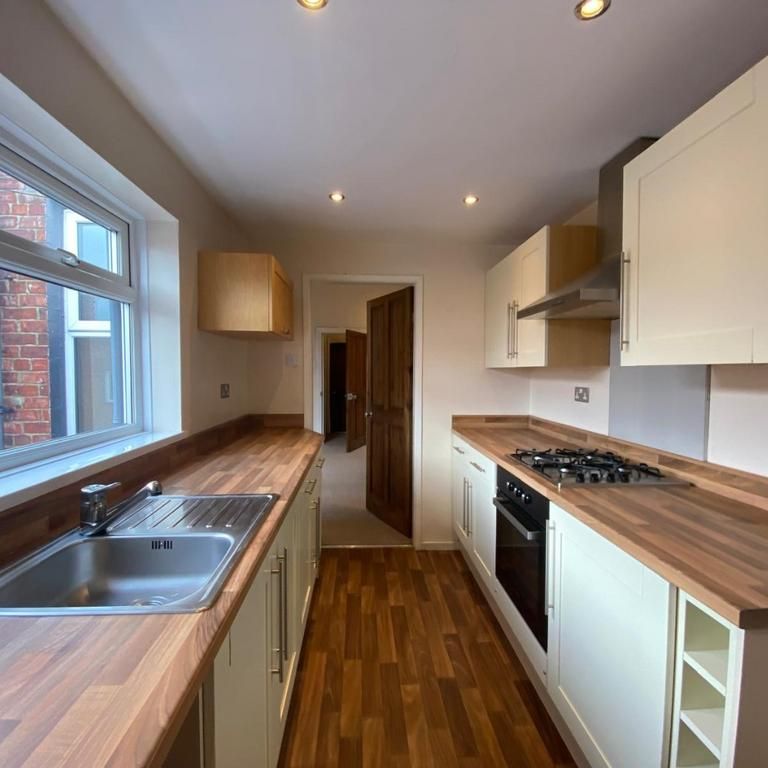 3 bedroom flat to rent - Photo 1