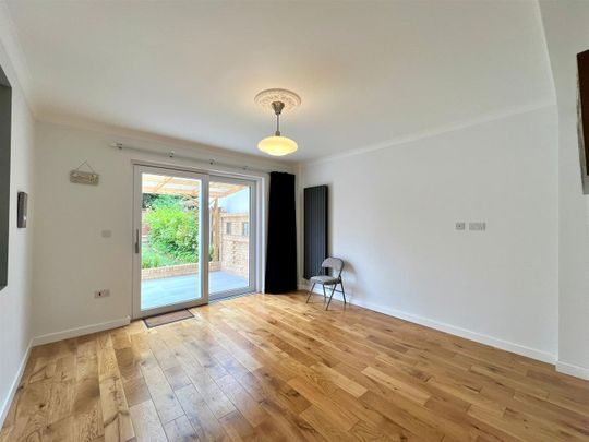 Brocket Way, London, Chigwell - Photo 1