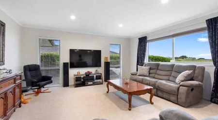 Immaculate Ohauiti Home - Photo 3