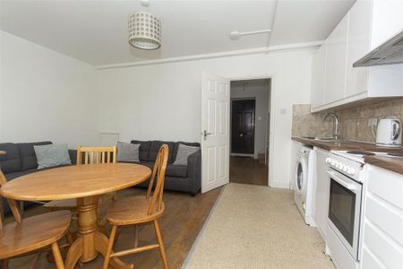 4 bedroom flat to rent - Photo 2