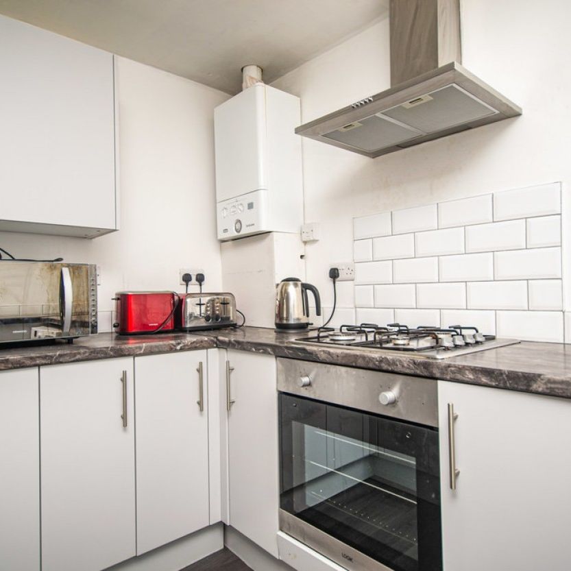 4 bed Flat for Rent - Photo 1