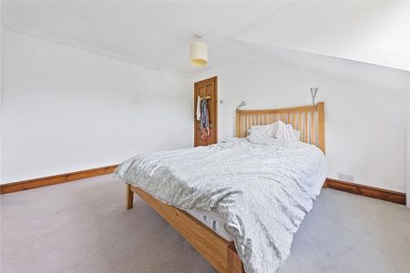 2 bedroom flat in London - Photo 2