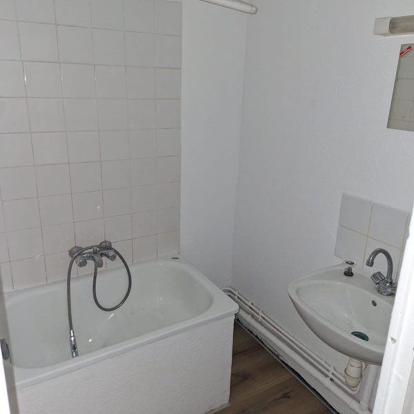 Appartement 1 pièces 29m2 MARSEILLE 1ER 373 euros - Photo 1