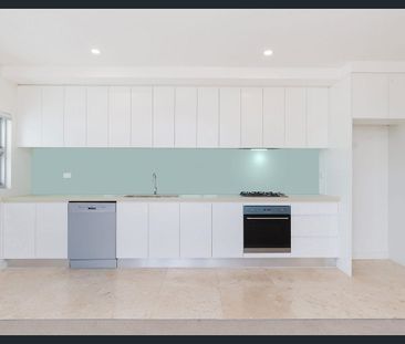 Modern comfort and convenience in the heart of Gordon - Photo 1