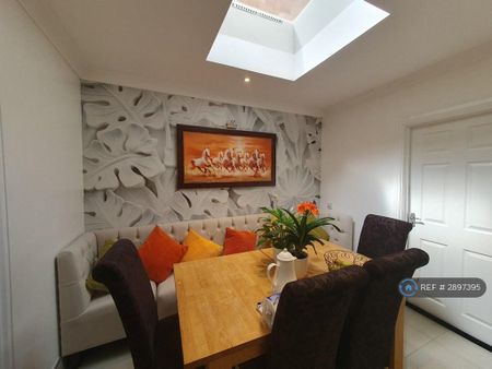 4 bedroom semi-detached house to rent - Photo 3