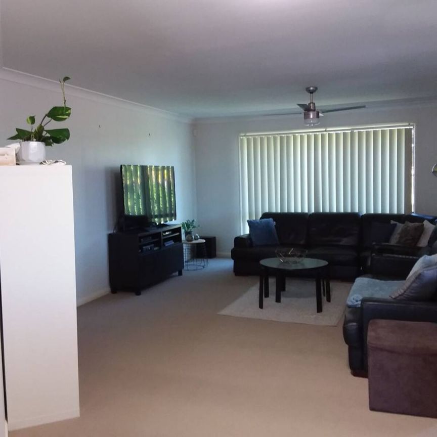 Charming Home with amazing Views - Photo 1