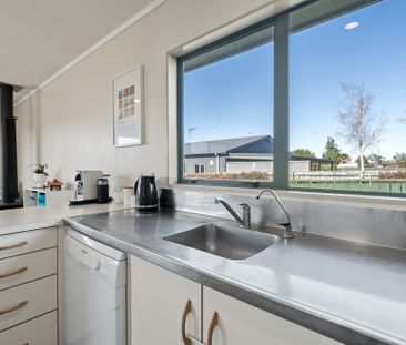 Welcome to this spacious and versatile 4-bedroom rental home. - Photo 4