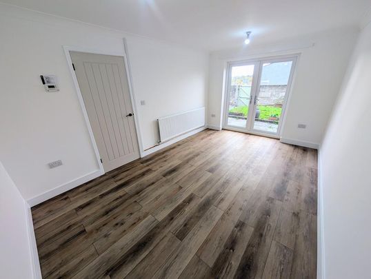 3 bedroom end of terrace house to rent - Photo 1