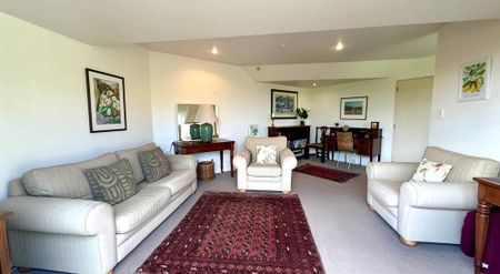 FULLY FURNISHED SPACIOUS TOWNHOUSE IN PRIME HILLTOP LOCATION! - Photo 2