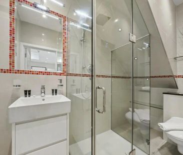 3 bedroom flat in London - Photo 4