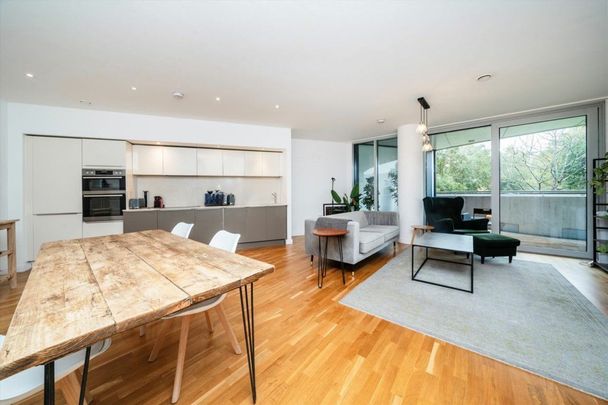 Colonial Drive, Chiswick, W4 - Photo 1