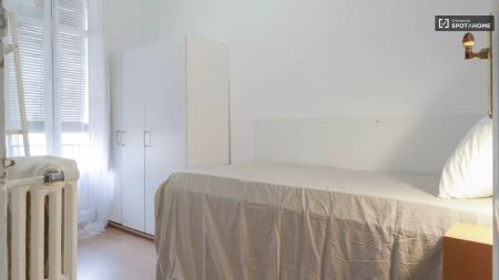 Double bed in Room in a shared 10-bedroom apartment for rent in Arapiles. - Photo 5