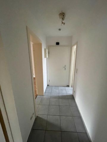 2-Zimmer-Wohnung in der Stadtmitte mit Küche und Badmöbeln - Photo 3