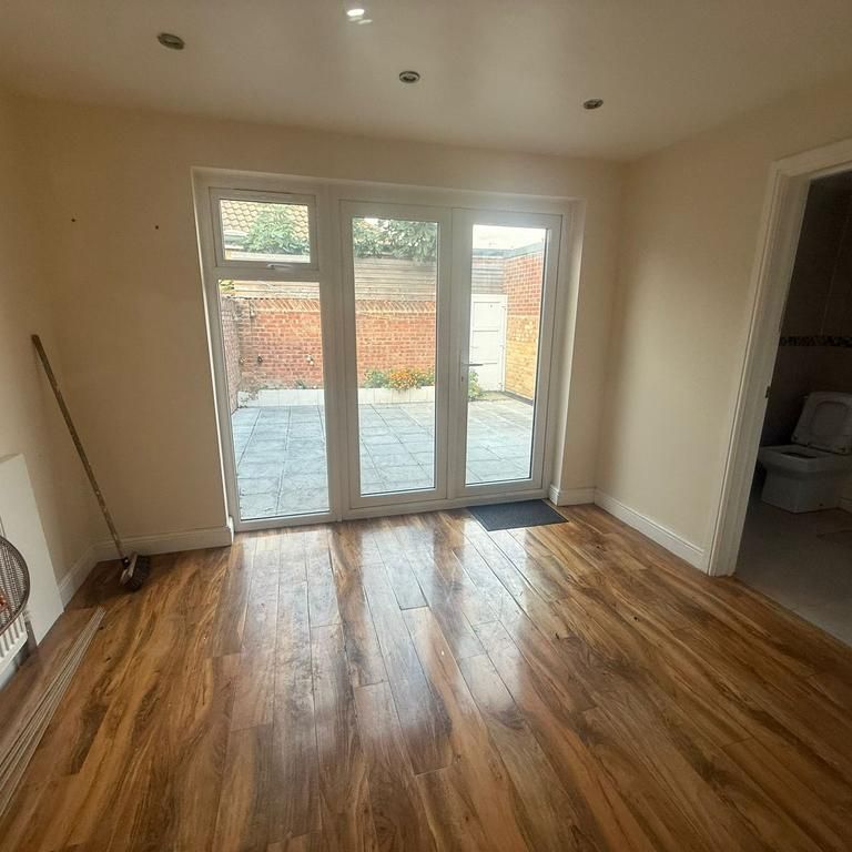 4 bedroom terraced house to rent - Photo 1