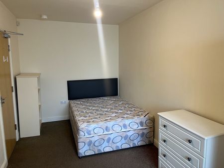 6 Bed Semi-Detached House, Yew Tree Road, M14 - Photo 5