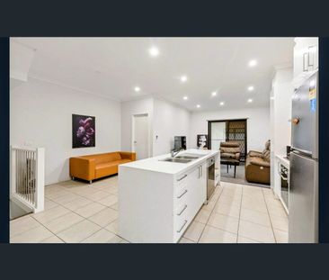 Space & Comfort. Walk To Shops! - Photo 1