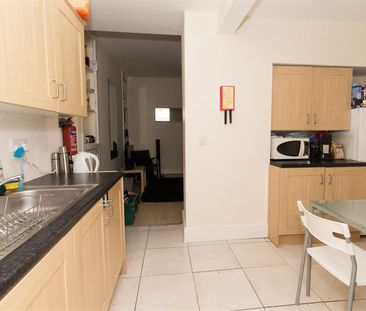 Room For Rent Queen Street, Pontypridd - Photo 2