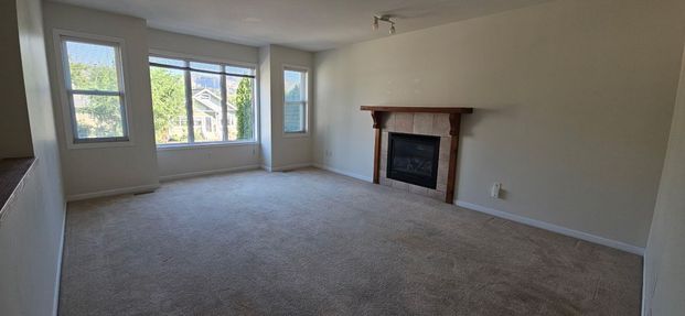 4bed + den 2bath Main Floor; Downtown – Now - Photo 1