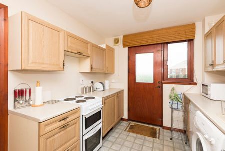 4 bedroom semi-detached house to rent - Photo 4