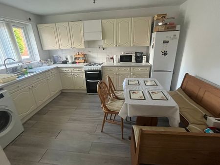 4 Bed Terraced House, Gertrude Close, M5 - Photo 5