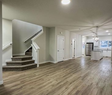 Never Lived In Family Home With Open Floor Plan & Upper Bonus Room ... - Photo 2