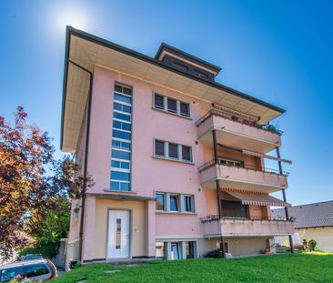 4.5 parfaitement situé, surplombant le quartier, avec balcon et vue - Photo 1
