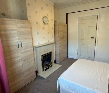 Room in a Shared House, Pemdevon Road, CR0 - Photo 2