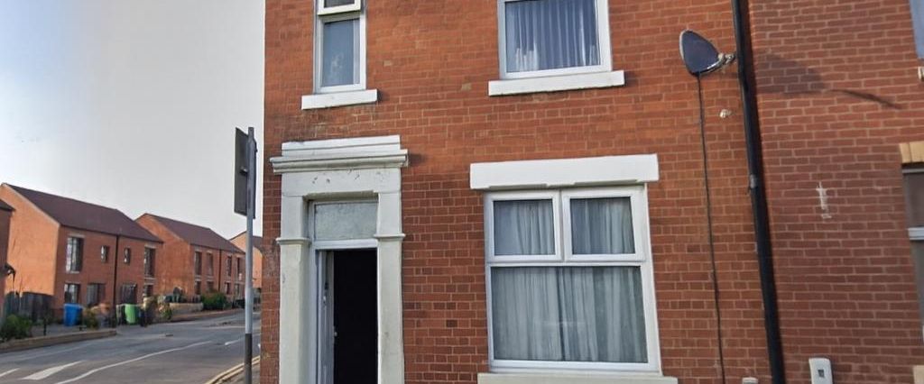 2 bedroom end of terrace house to rent - Photo 1