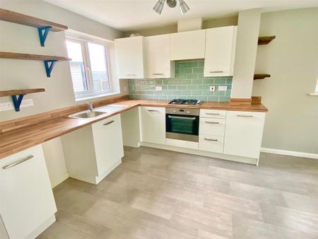 3 bedroom detached house to rent - Photo 3