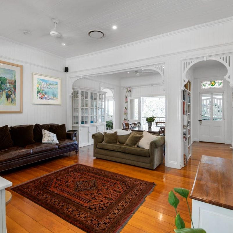 PERFECT COMBINATION OF MODERN COMFORMT & TIMELESS SYTLE&mldr; - Photo 1