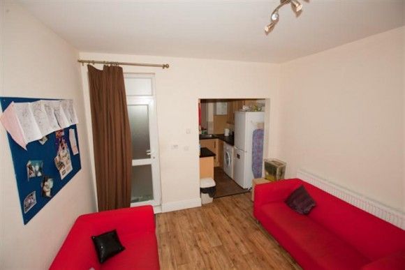 Newly refurbished 5 double bedroom house for July 2014! - Photo 1