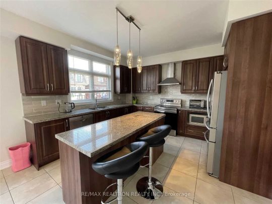 Detached Home For Lease | W9048796 - Photo 1