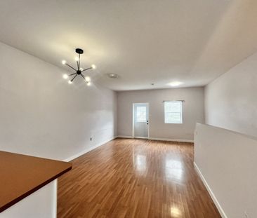3 LEVEL SPACIOUS TOWNHOUSE | 286 CROWN DRIVE | AVAILABLE OCT 15 - Photo 6