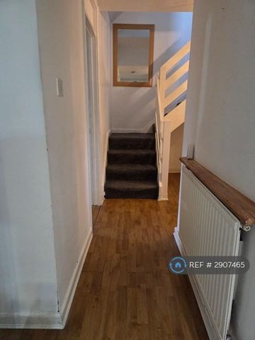 4 bedroom end of terrace house to rent - Photo 5